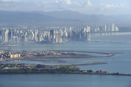 Panama, Panama City, les gratte-ciels du front de mer, le Musée de la biodiversité nommé Pont de la vie de Panama par l'architecte Frank Gehry et la vieille ville du Casco Antiguo (Viejo) en premier plan (vue aérienne)