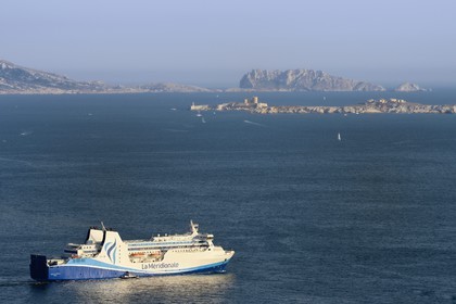 France, Bouches-du-Rhône (13), Marseille, ferry de La Meridionale faisant route pour la Corse, Archipel des Iles du Frioul et le chateau d'If en arrière plan