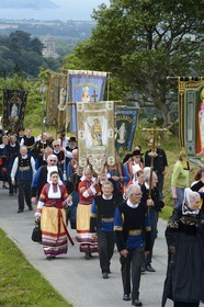 France, Finistère (29), Locronan, labellisé Les Plus Beaux Villages de France, procession de la petite Troménie, en arrière plan l'église Saint Ronan
