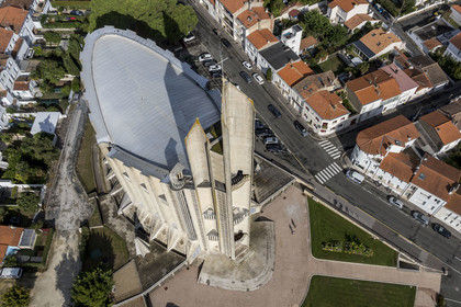 France, Charente-Maritime, Royan, église Notre-Dame de Royan construite de 1955 à 1958 par l'architecte Guillaume Gillet (Grand Prix de Rome) (aerial view)
