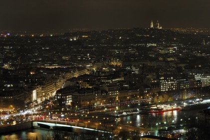 France, Paris (75), les rives de la Seine classées patrimoine mondial de l'UNESCO, et Montmartre de nuit