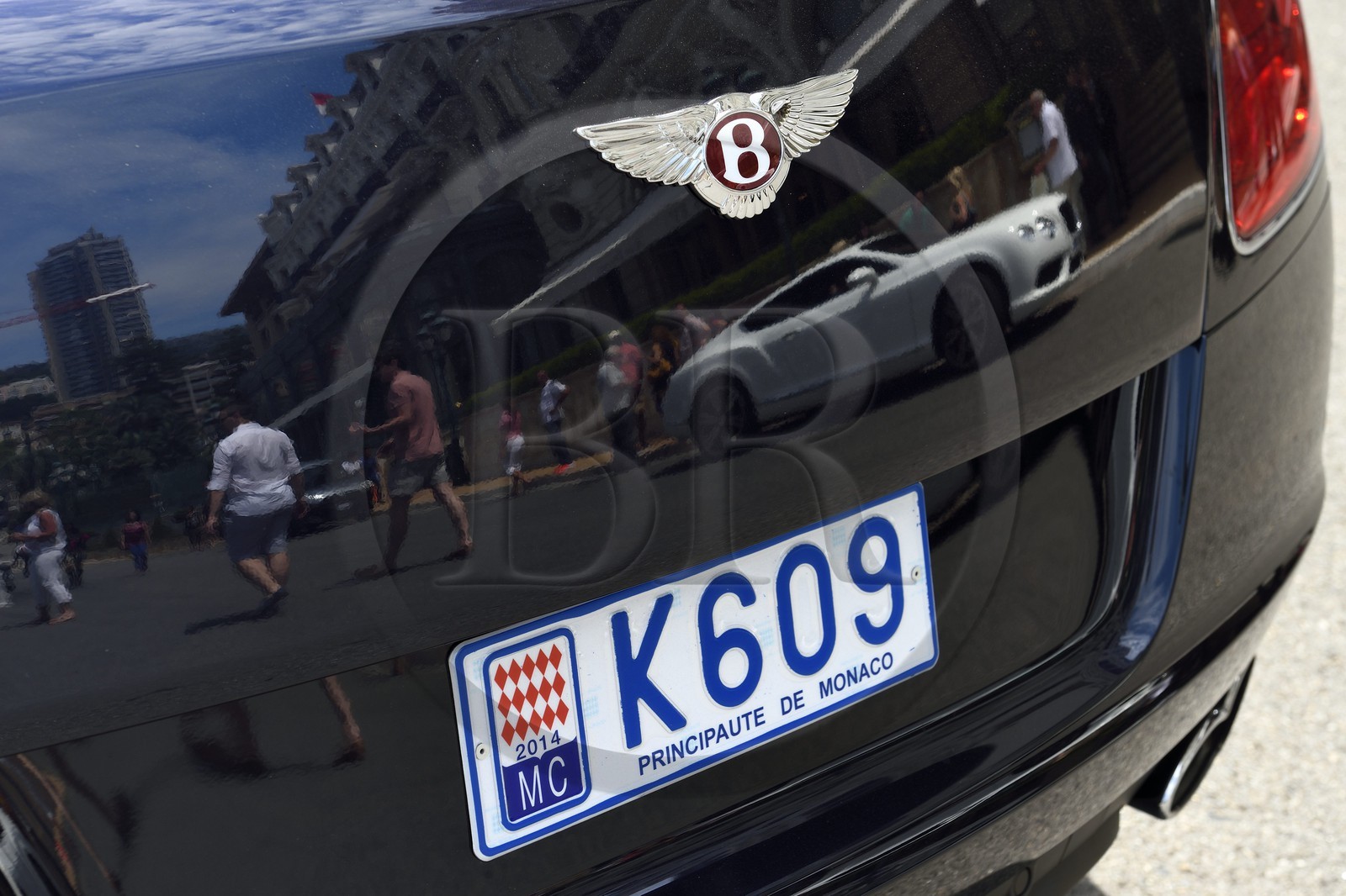 Principauté de Monaco, Monaco, Monte-Carlo, l'Hotel de Paris se reflète dans la carrosserie d'une Bentley Principauté de Monaco, Monaco, Monte-Carlo, l'Hotel de Paris se reflète dans la carrosserie d'une Bentley