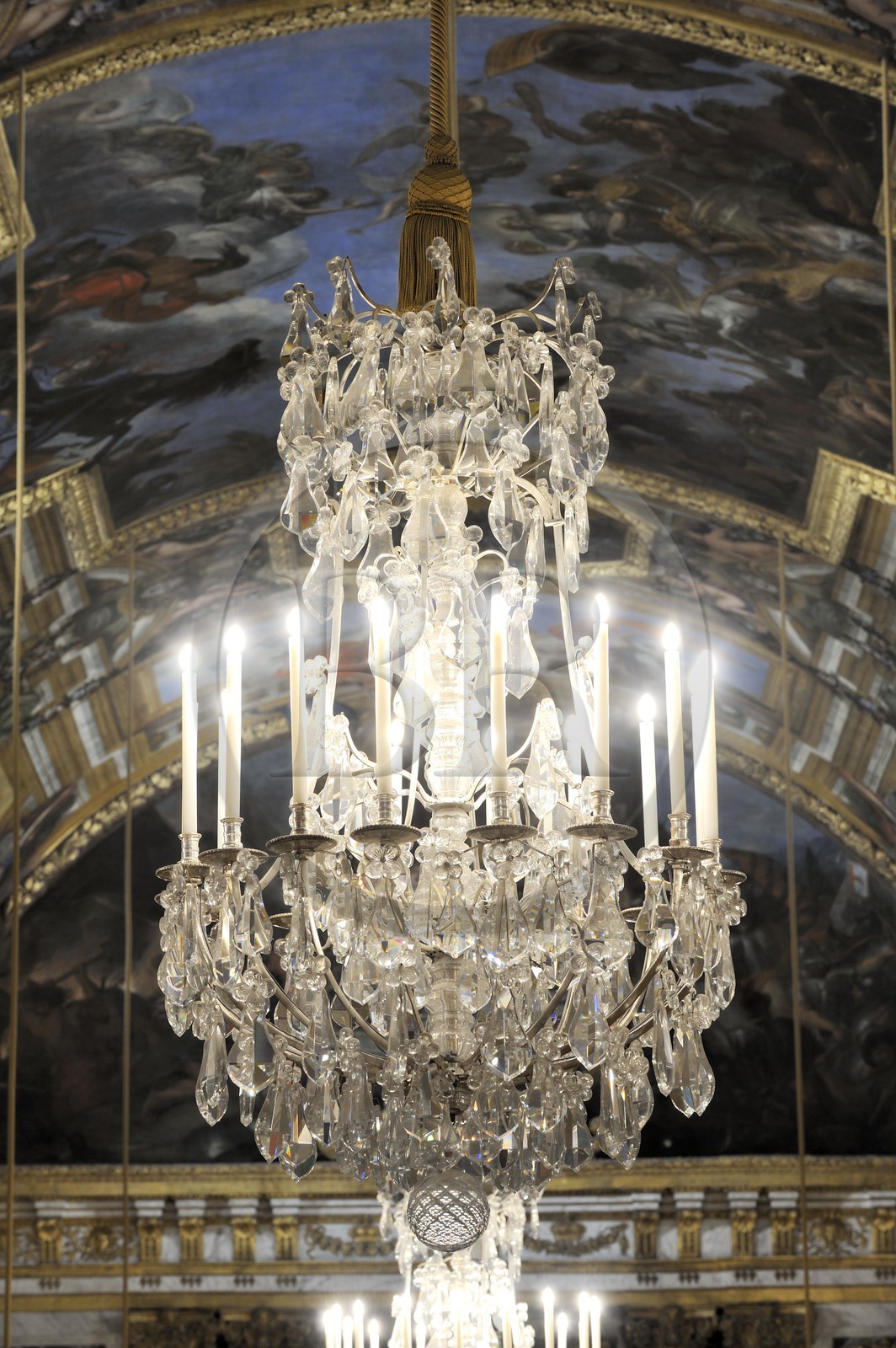 France, Yvelines (78), château de Versailles, classé Patrimoine Mondial de l'UNESCO, Galerie des Glaces, architecte Jules Hardouin-Mansart (1678 - 1684), détail d'un lustre