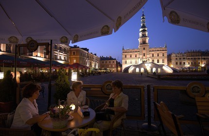 Poland, Lublin district, Renaissance city of Zamosc (Unesco World Heritage Site), the town hall on the market square and the terrace of a restaurant