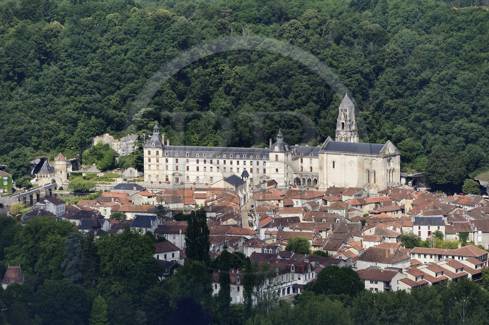 France, Dordogne (24), Brantôme, l'abbaye bénédictine Saint-Pierre en bordure de la Dronne et le village (vue aérienne) France, Dordogne (24), Brantôme, l'abbaye bénédictine Saint-Pierre en bordure de la Dronne et le village (vue aérienne)