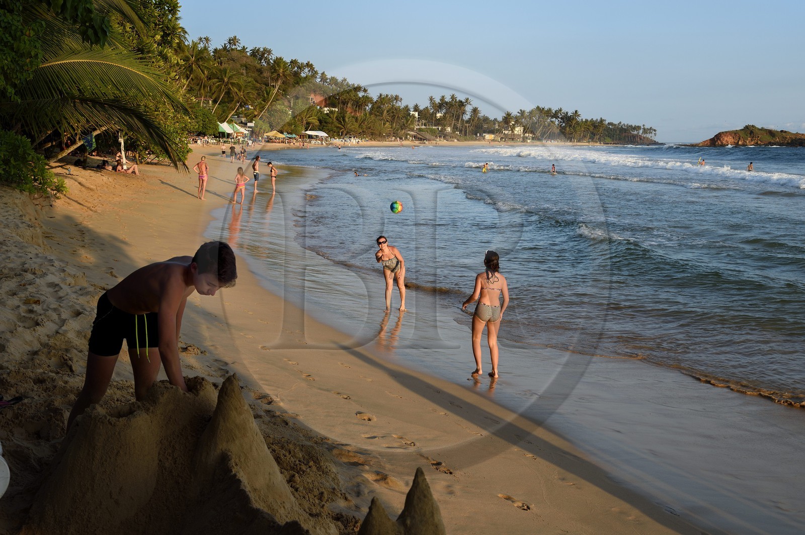 Sri Lanka, Province du Sud, Matara (district), Weligama, plage de Mirissa, construction d'un chateau de sable