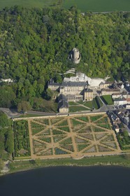 France, Val-d'Oise (95), parc naturel du Vexin français, la Roche-Guyon, labellisé Les Plus Beaux Villages de France, le château et la Seine (vue aérienne)