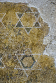 France, Vaucluse (84), Avignon, Palais des Papes classé Patrimoine mondial de l'UNESCO, ancienne salle du conclave devenu centre des congrès, peintures murales du XIVe siècle