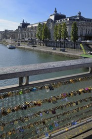 France, Paris (75), le musée d'Orsay depuis la passerelle Léopold-Sédar-Senghor, anciennement passerelle Solférino, les amoureux se déclarent leur amour en accrochant un cadenas gravé