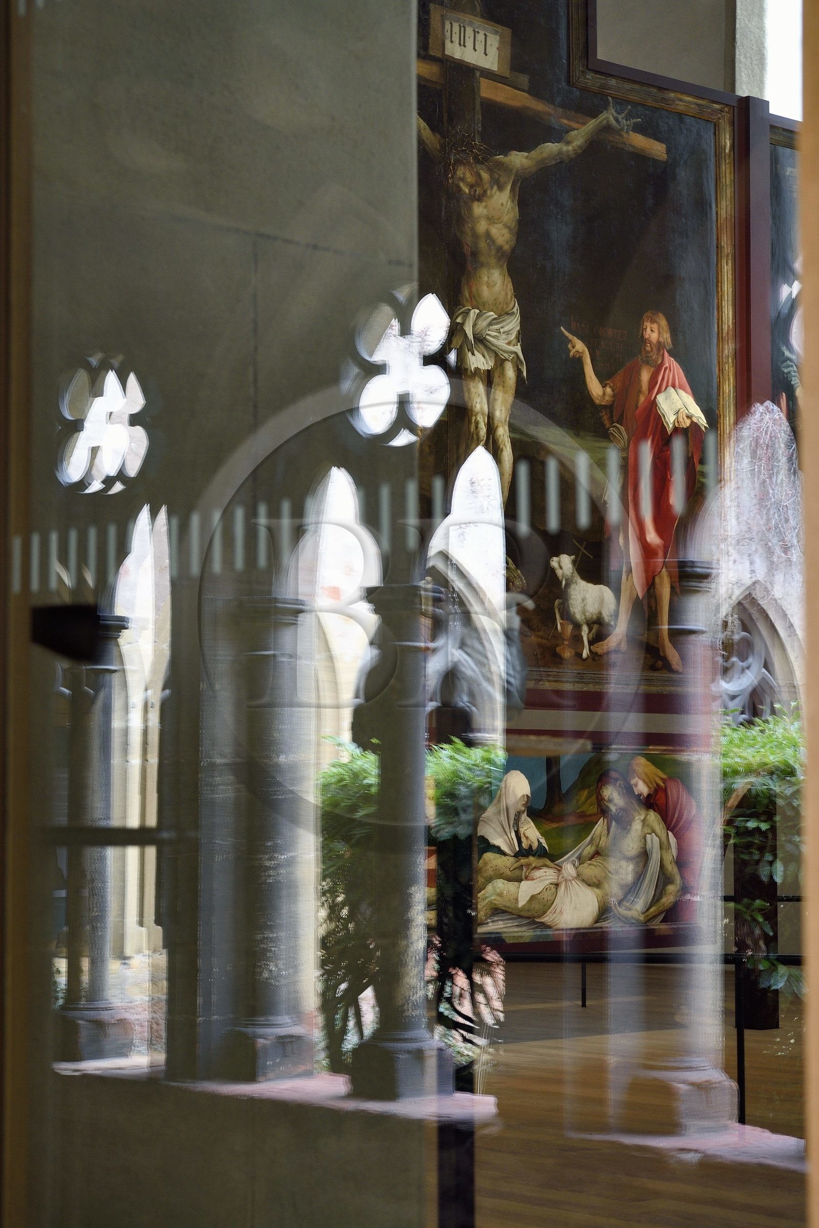 France, Haut-Rhin (68), Colmar, le musée Unterlinden, le retable d'Issenheim attribué à Grünewald, scène de la Crucifixion et Mise au tombeau, le cloitre en reflet