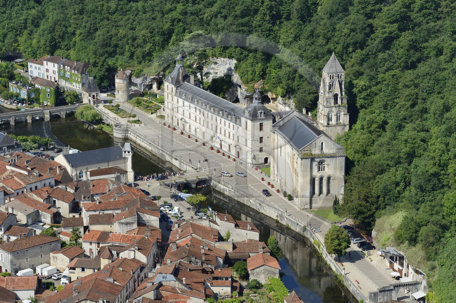 France, Dordogne (24), Brantôme, l'abbaye bénédictine Saint-Pierre en bordure de la Dronne et le village (vue aérienne)