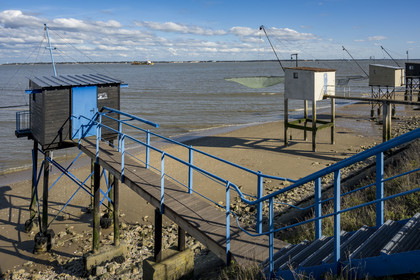 France, Loire-Atlantique (44), Estuaire de la Loire, Saint-Nazaire, cabanes de pêche traditionnelle au carrelet qui longent le boulevard Albert 1er