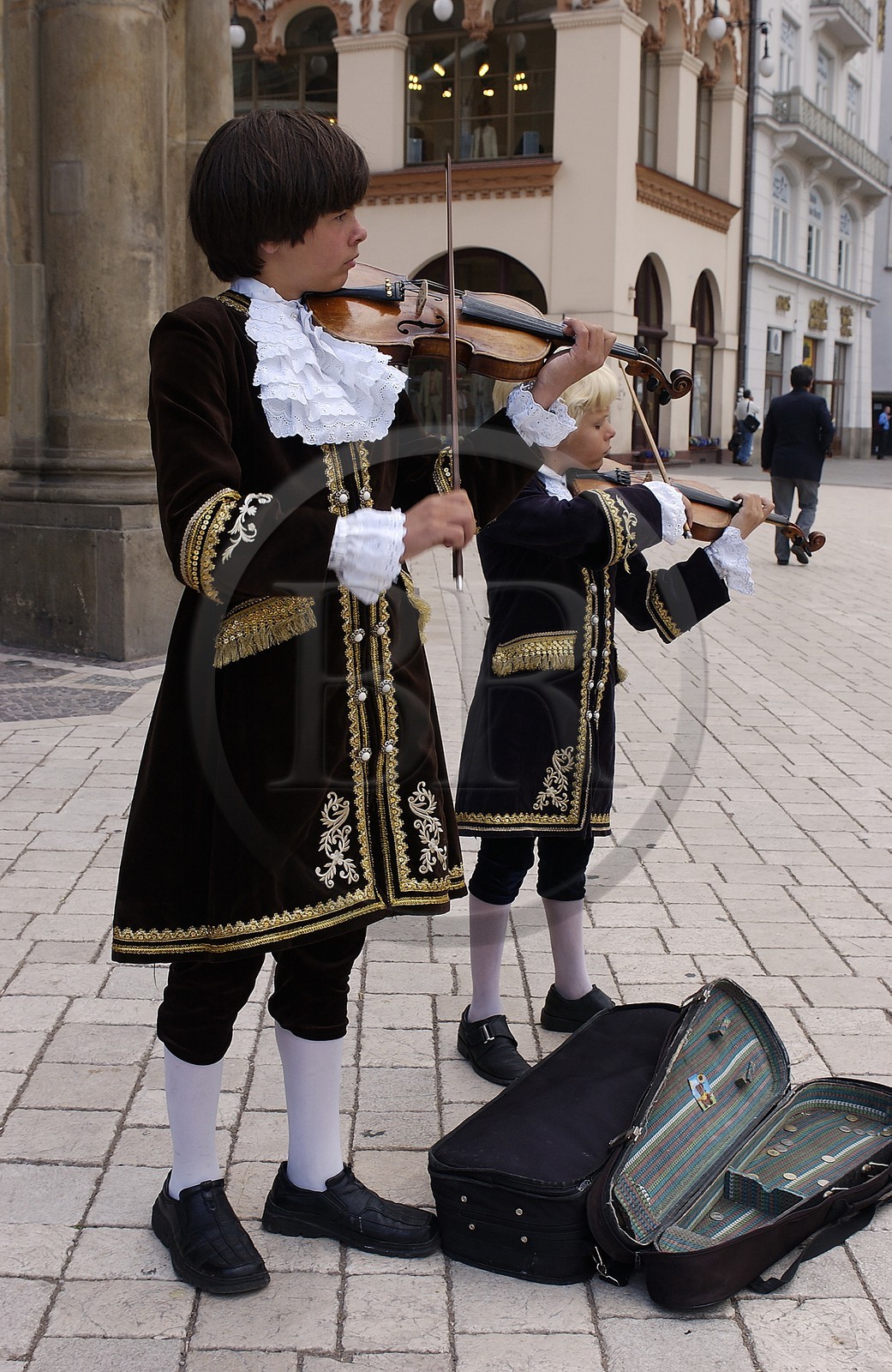 Pologne, Cracovie, vieille ville (Stare Miasto), jeunes violonistes en costume sur la place du March