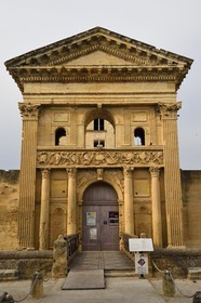 France, Vaucluse (84), Parc Naturel Regional du Luberon, La Tour d'Aigues, ruines du chateau Renaissance, le portail d'entrée