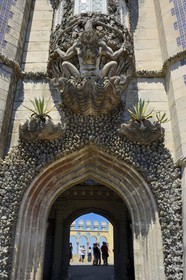 Portugal, région de Lisbonne, Sintra, le Palais national de Pena (Palacio Nacional da Pena) classé Patrimoine Mondial de l'UNESCO, l’arc de triton, décoré de détails néo-manuélins