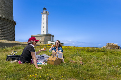 France, Finistère, Abers Country (Pays des Abers), Ile Vierge (Virgin Island) in the Lilia archipelago, picnic at the foot of the Virgin Island lighthouse, the old lighthouse from 1845 in the background