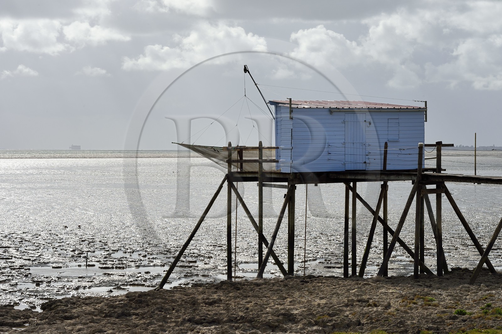 France, Charente-Maritime (17), Fouras, ponton de peche au carrelet et le Fort Boyard en arrière plan