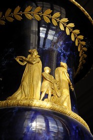 France, Yvelines (78), château de Versailles, classé Patrimoine Mondial de l'UNESCO, vase de Sèvre de style Empire offert pour le mariage de Napoléon et de Marie-Louise dans le Musée parlant (parcours audiovisuel dans l'Histoire de France)
