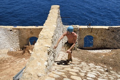 France, Bouches-du-Rhône (13), Cassis, Parc national des Calanques, baie de Cassis, pointe de la Cacau, restauration des Trémies par les cordistes de Alpes de lumière