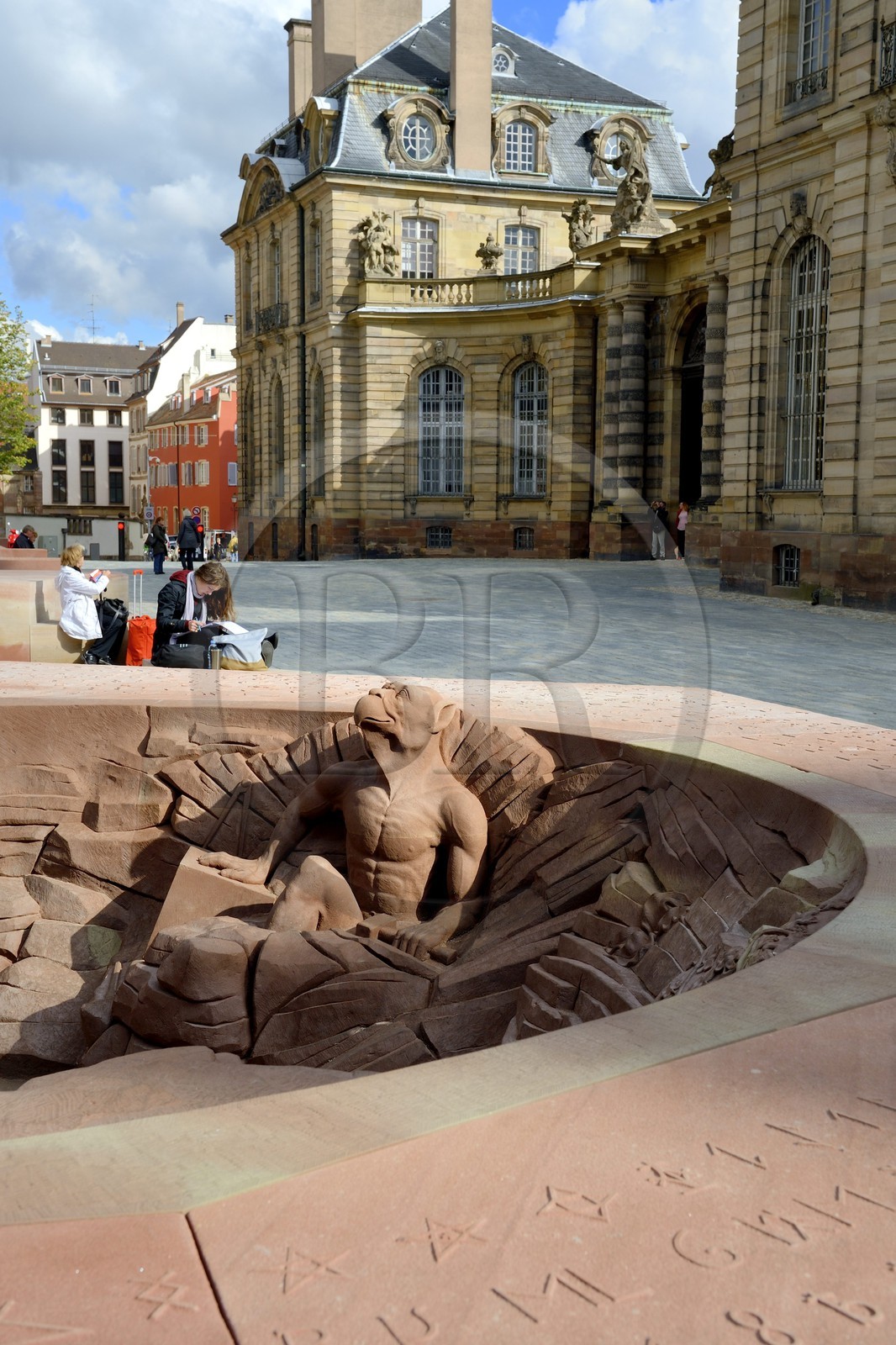 France, Bas-Rhin (67), Strasbourg, vieille ville classée au Patrimoine Mondial de l'UNESCO, place du Château, chimère s'extrayant de la pierre avec le regard pointé vers le sommet de la Cathédrale