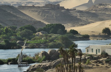 Egypte, Haute Egypte, vallée du Nil, Assouan, felouque sur le Nil et le monastére Saint-Siméon sur la rive ouest