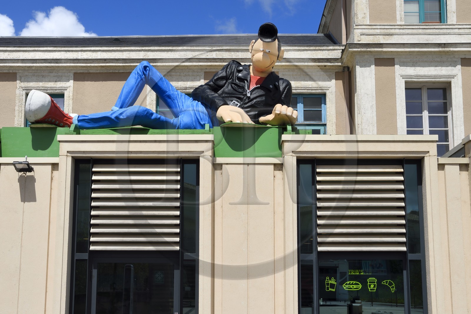 France, Charente (16), Angoulême, statue géante de Lucien le célèbre personnage BD de Frank Margerin à la gare