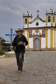 Brésil, Etat du Minas Gerais, village de Itatiaia, homme devant l'église (Route de l'or, Estrada Real)