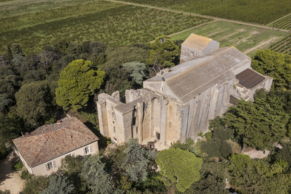 France, Hérault (34), Villeneuve-lès-Maguelone (Palavas-Les-Flots), cathédrale Saint-Pierre-et-Saint-Paul de Maguelone des XIIème et XIIIème siècles entourée de vignes sur son île (vue aérienne)