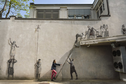 Suisse, Bâle, fresque murale de Robert Indermaur dans une cour de la rue Steingraben