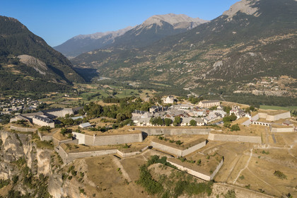 France, Hautes Alpes (05), Mont-Dauphin, citadelle édifiée par Vauban, classée Patrimoine Mondial de l'UNESCO (vue aérienne)