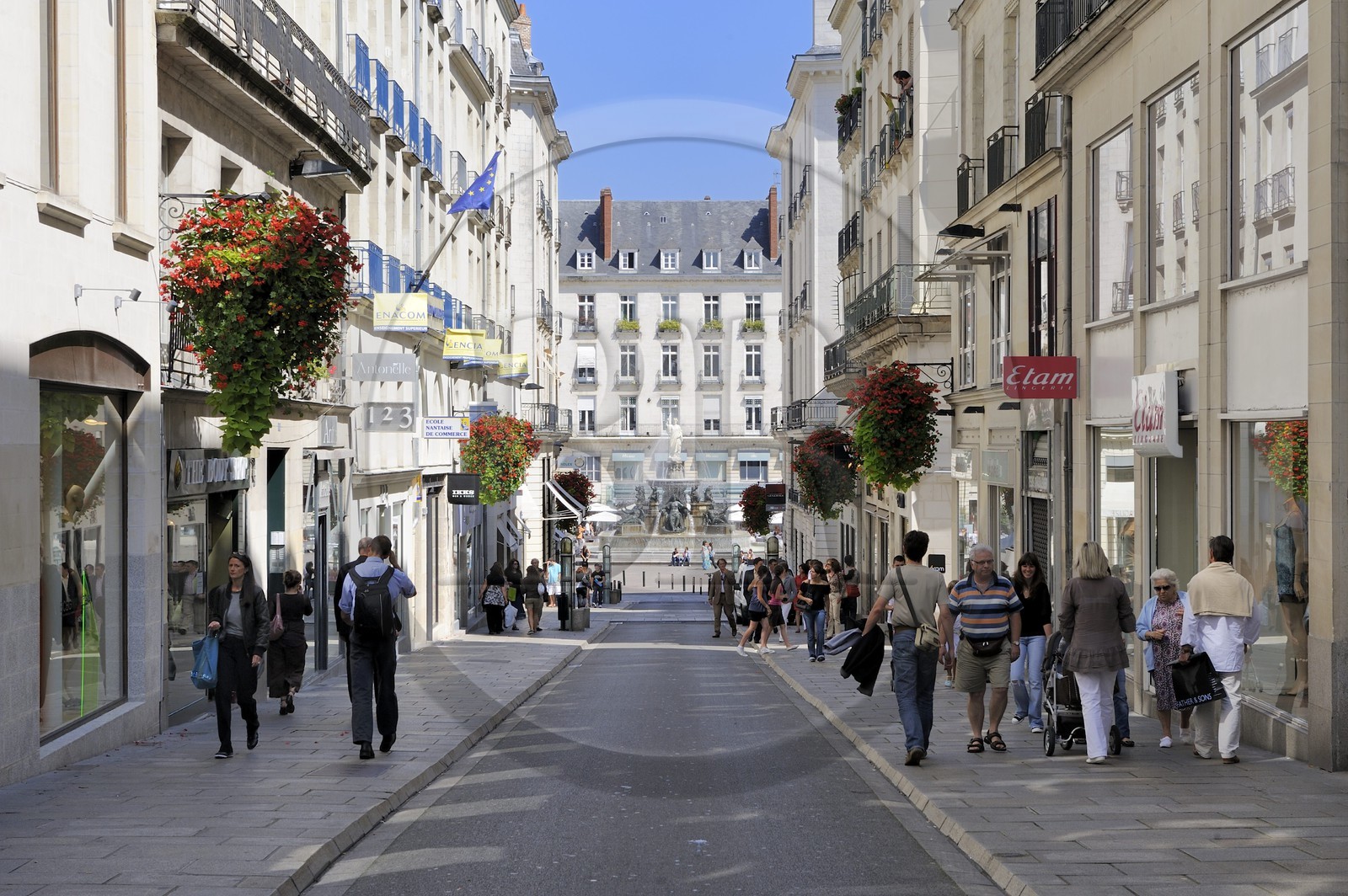 France, Loire-Atlantique (44), Nantes, la très chic rue commercante Crébillon menant à la place Royale