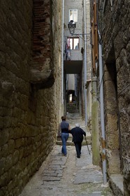 France, Corse-du-Sud (2A), Sartène, passage de Bradi, certaines ruelles sont si serrées qu’on touche les murs de chaque côté