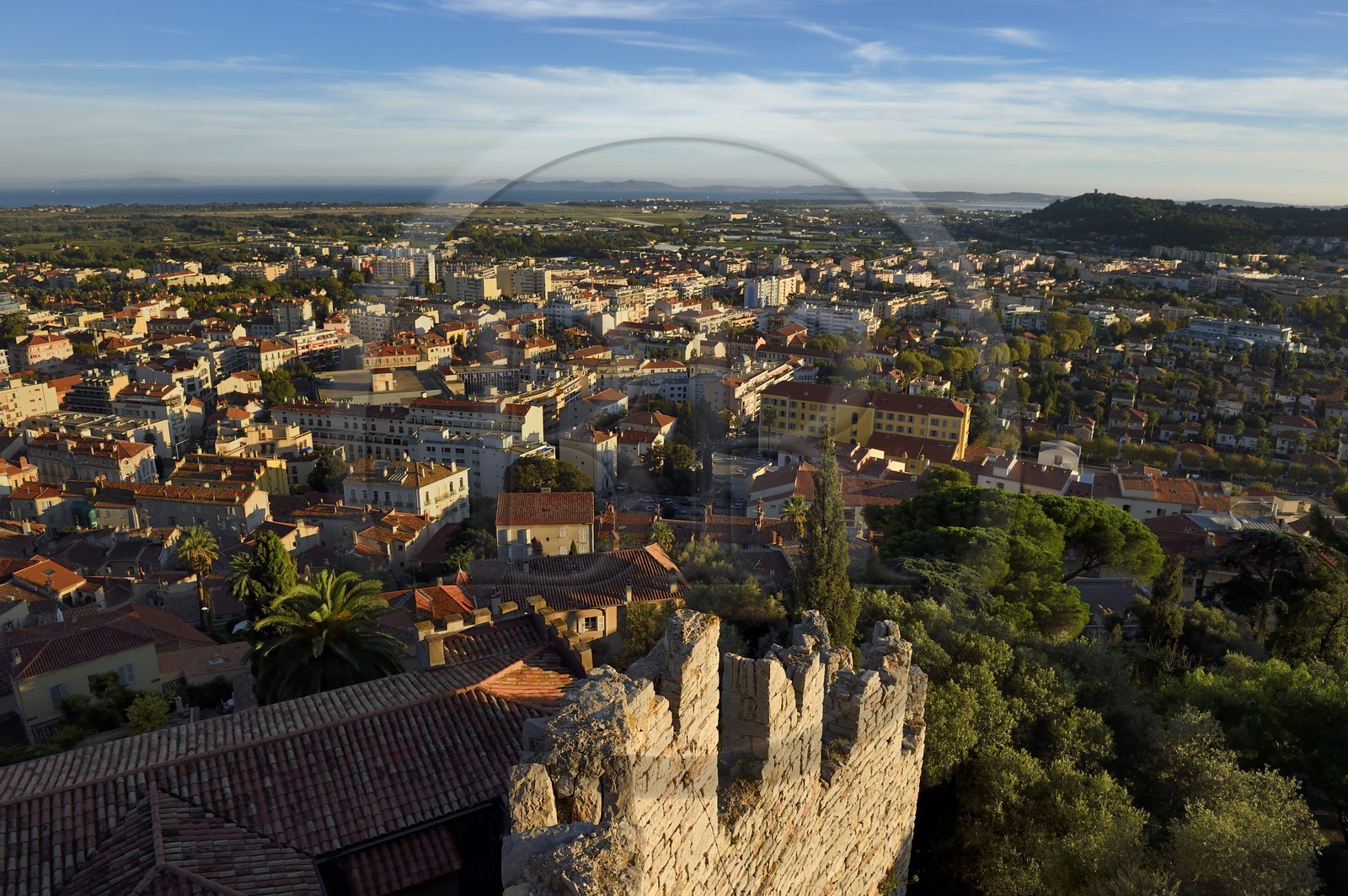 France, Var (83), Hyères, vue depuis les jardins suspendus du castel Sainte-Claire sur la ville et les Iles d'Hyères en arrière plan
