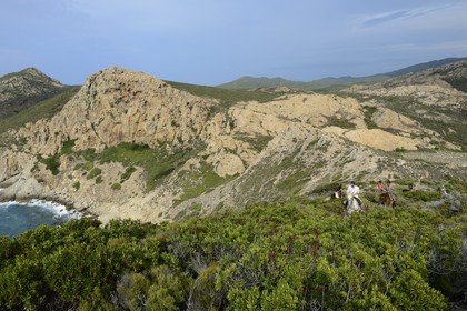France, Haute Corse, Nebbio, Punta di l’Acciolu (Acciola), riders trekking in the Agriates Desert