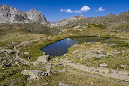 France, Hautes Alpes (05), le Briançonnais, Névache, haute vallée de la Clarée, randonneurs au petit lac entre le lac Long et le lac Rond, le massif des Cerces en arrière-plan