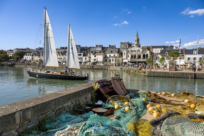 France, Loire-Atlantique (44), Pornic, le voilier Pen Duick II quittant le port sous voile, l'église Saint-Gilles en arrière plan