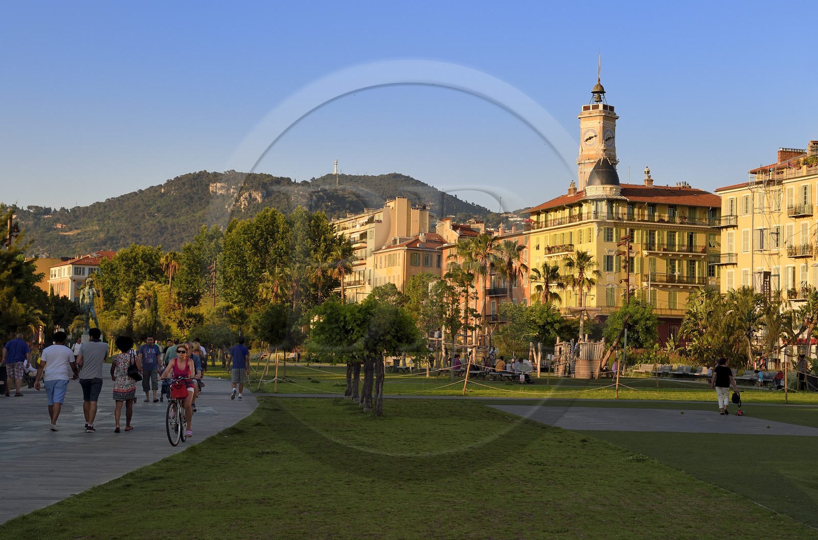 France, Alpes-Maritimes (06), Nice, vieille ville, promenade du Paillon, immeubles d'habitation et la tour de l'ancien Couvent Saint-Francois