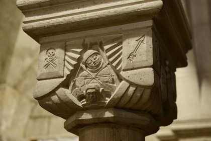 France, Meuse (55), Verdun, Ville Haute, cathédrale Notre-Dame du Xe siècle, la crypte orientale, chapiteau décoré en hommage aux soldats de la Première Guerre Mondiale