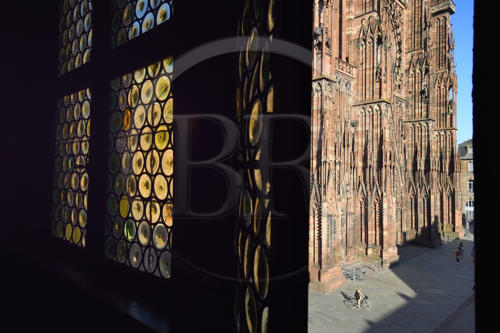 France, Bas-Rhin (67), Strasbourg, vieille ville classée au Patrimoine Mondial de l'UNESCO, la cathédrale Notre-Dame, la facade occidentale vue depuis la Maison Kammerzell, fenêtre à cives à verres à boudine ou en cul-de-bouteille par soufflage en couronne