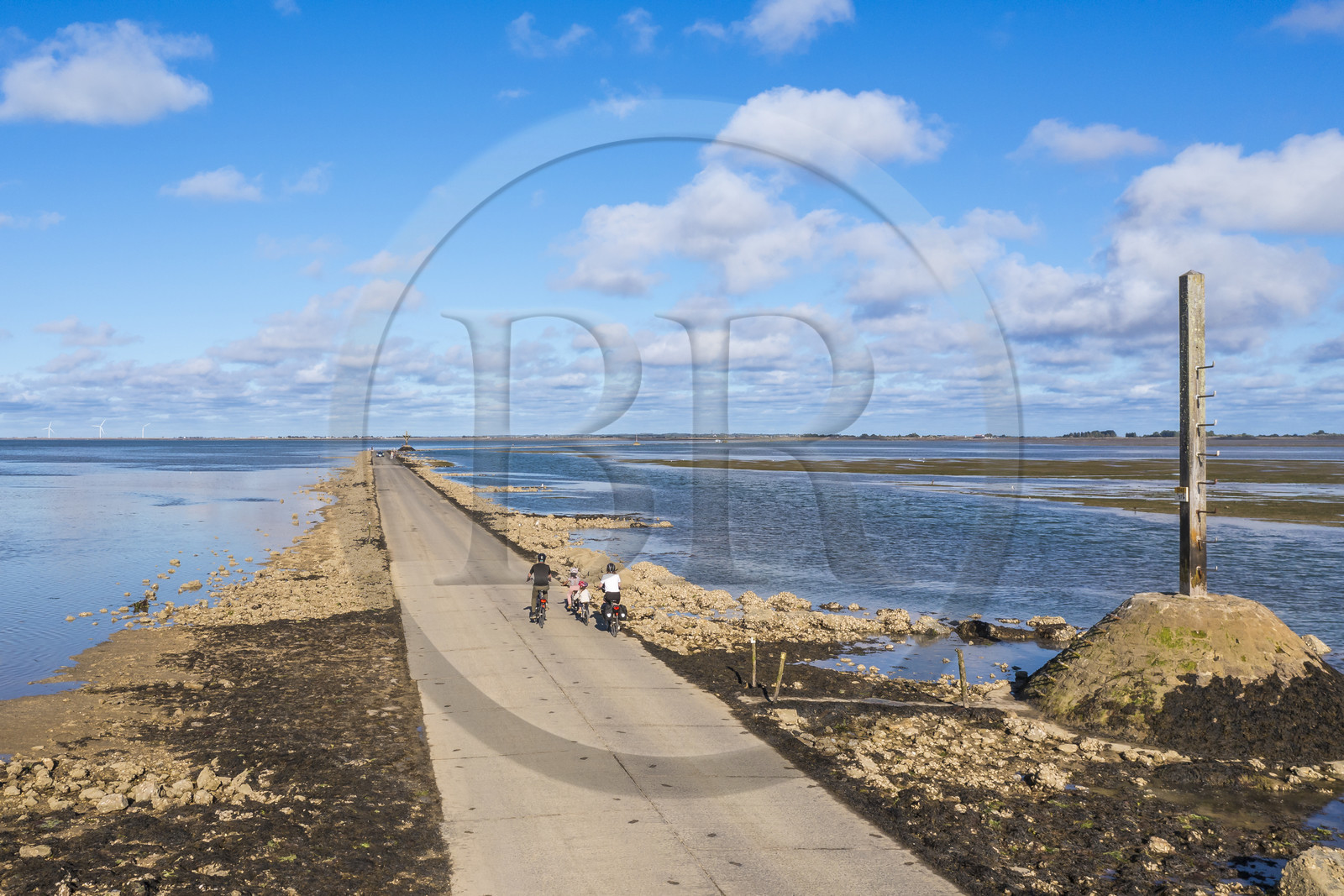 France, Vendée (85), île de Noirmoutier, Barbatre, cyclistes sur le passage du Gois à marée montante, chaussée submersible qui relie l'île au continent à marrée basse, un des refuges sur la droite (vue aérienne)