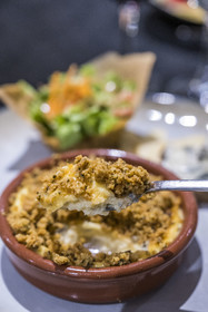 France, Aveyron, Grands-Causses Regional Nature Park, Roquefort sur Soulzon, Saint-Affrique, restaurant Le Chat Qui Dort, Crumble au Roquefort