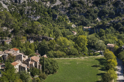 France, Hérault (34), les Causses et les Cévennes, paysage culturel de l'agro-pastoralisme méditerranéen inscrit au Patrimoine Mondial de l'UNESCO, gorges de La Vis, Saint-Maurice-Navacelles, le Cirque de Navacelles, le hameau de Navacelles