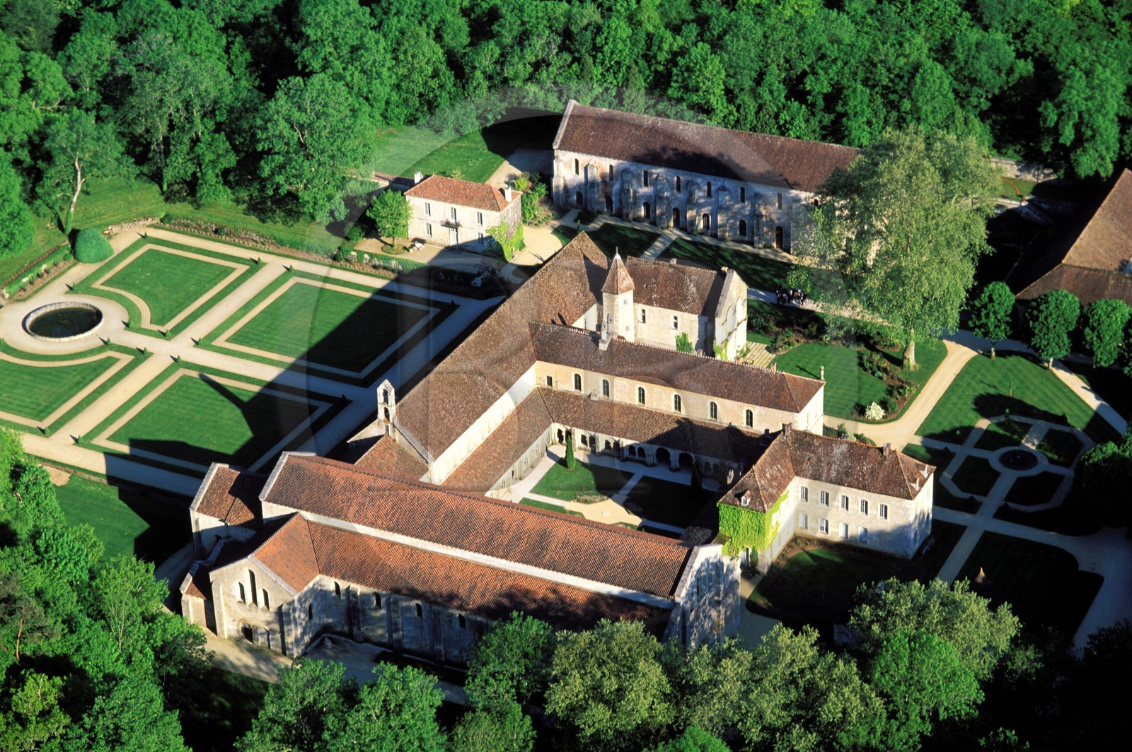 France, Côte-d'Or (21), Marmagne, abbaye cistercienne de Fontenay fondée en 1118, classée Patrimoine Mondial de l'UNESCO (vue aérienne)