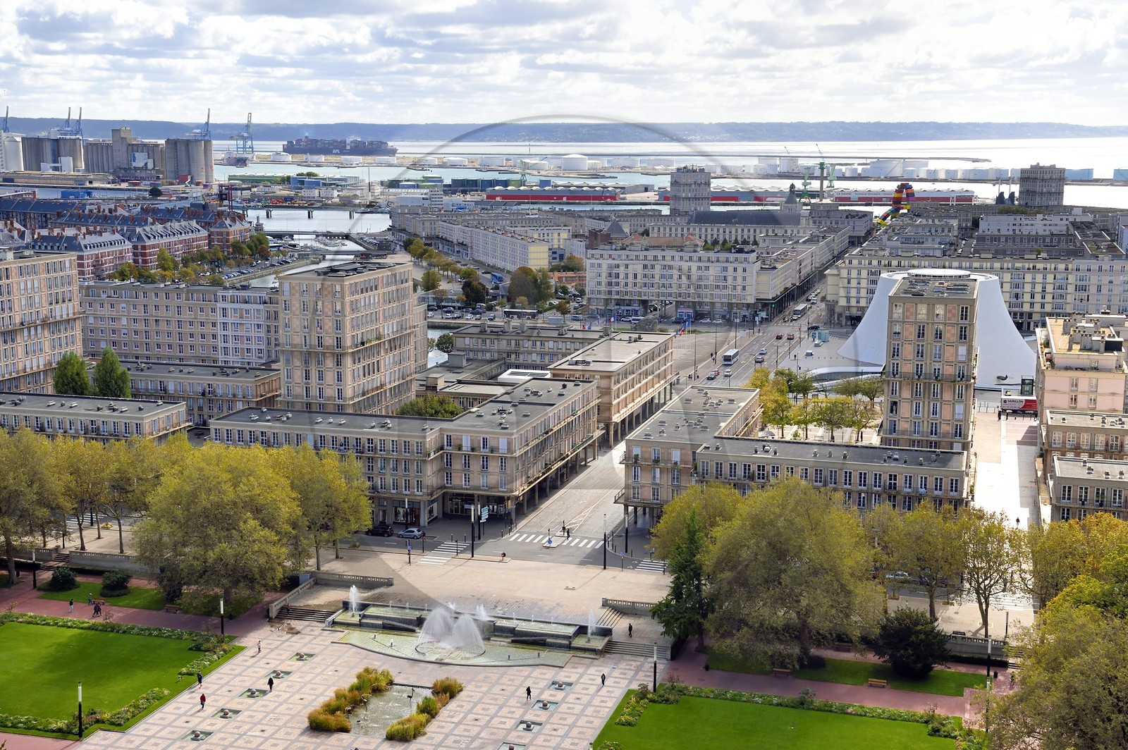 France, Seine-Maritime (76), Le Havre, Centre-ville reconstruit du Havre par Auguste Perret classé Patrimoine Mondial de l'UNESCO, immeubles Perret autours des jardins de l'Hotel de Ville et le port en arrière plan
