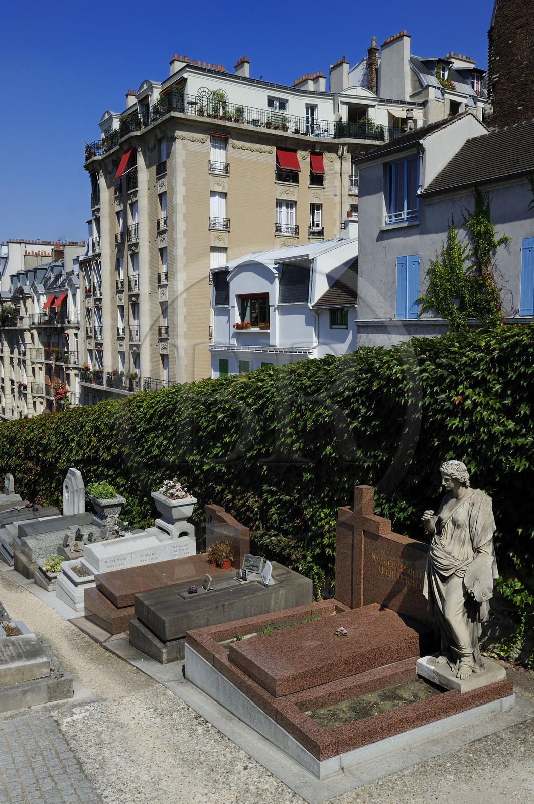 France, Paris (75), Butte Montmartre, le cimetière Saint Vincent entouré d'immeubles et la tombe du peintre Utrillo