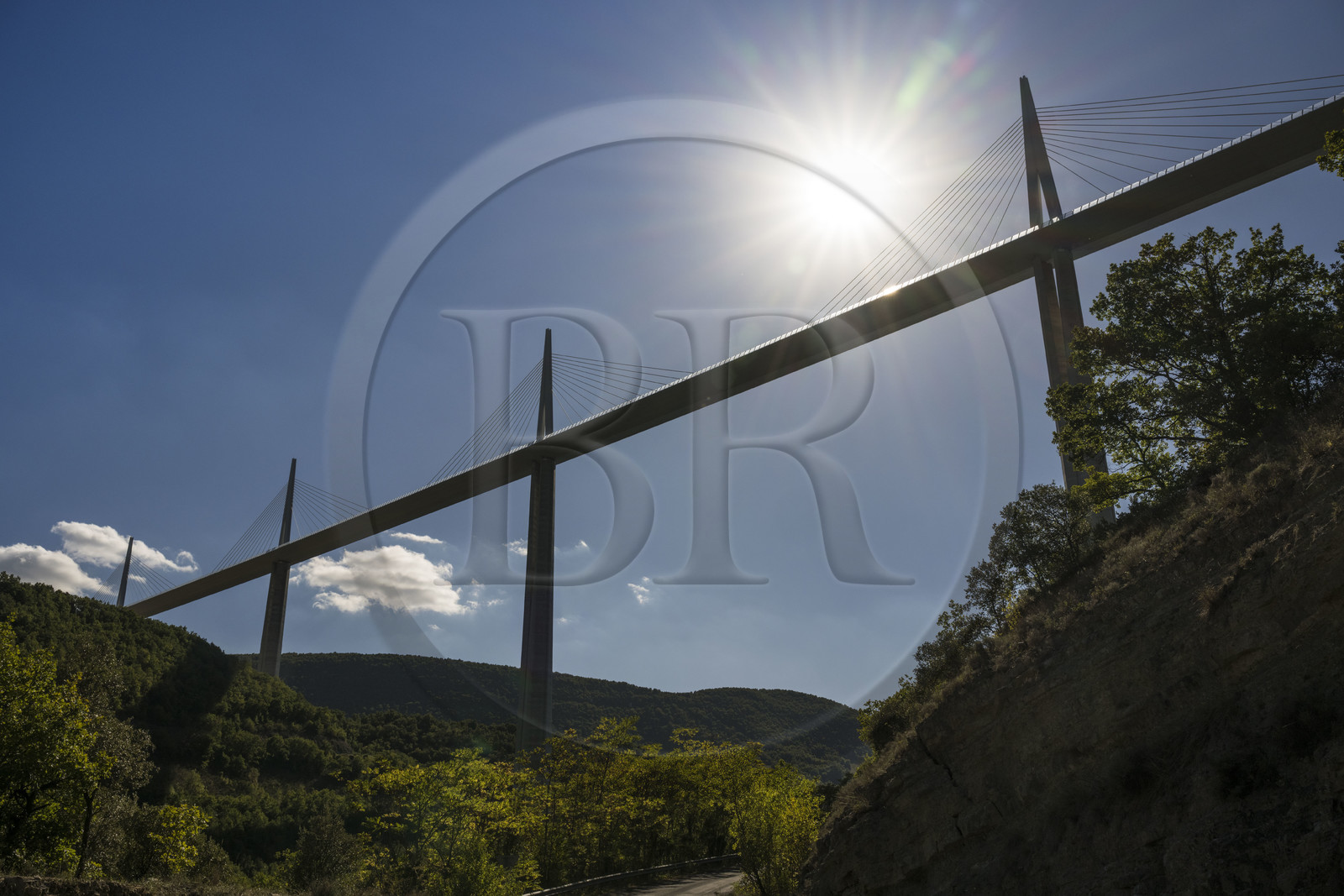 France, Aveyron (12), parc naturel régional des Grands Causses, Millau, le viaduc de Millau des architectes Michel Virlogeux et Norman Foster, au dessus du Tarn