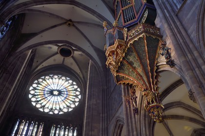 France, Bas-Rhin (67), Strasbourg, vieille ville classée au Patrimoine Mondial de l'UNESCO, la cathédrale Notre-Dame, la grande rose de la facade occidentale d'un diamètre de 13,60 m et le grand orgue au dessus de la nef, l'automate appelé le Rohraffe (aussi Bretzelmann) à droite sous le grand orgue, de là les fidèles et le clergé se faisait insulter lors des offices des fêtes de la Pentecote