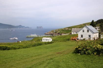 Canada, province de Québec, Gaspésie, île Bonaventure, village côtier de maisons de bois et le Rocher Percé