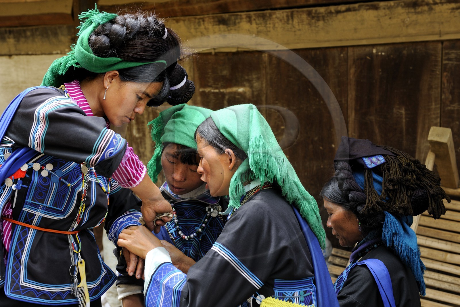 Vietnam, province de Lao Cai, région Nord-Ouest de Sapa, le marché multi-éthnique de Muong Hum, femmes de la minorité Ha Nhi