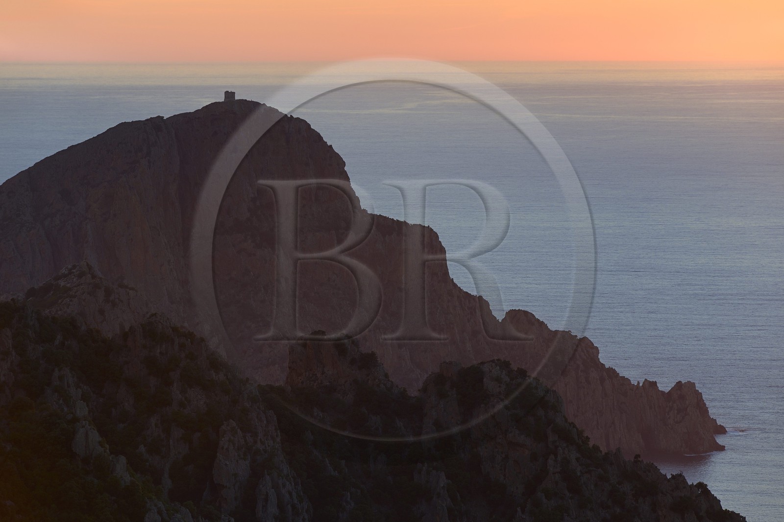 France, Corse-du-Sud (2A), Golfe de Porto, classé Patrimoine Mondial de l'UNESCO, le Capo Rosso et la Tour Génoise de Turghiu (Turghio) en arrière plan
